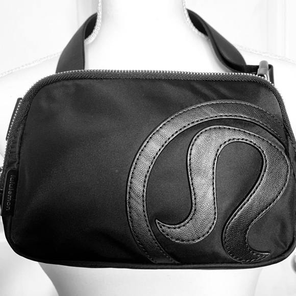 Lululemon Limited Edition Black Everywhere Belt Bag 1L Large Logo Sold Out - Picture 2 of 16